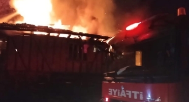 Ahşap ev alev alev yandı