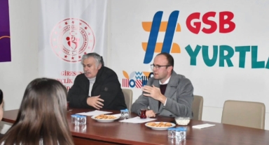 Alucra’da Samimi Buluşma: Kaymakam Azman Öğrencilerin Sorularını Yanıtladı