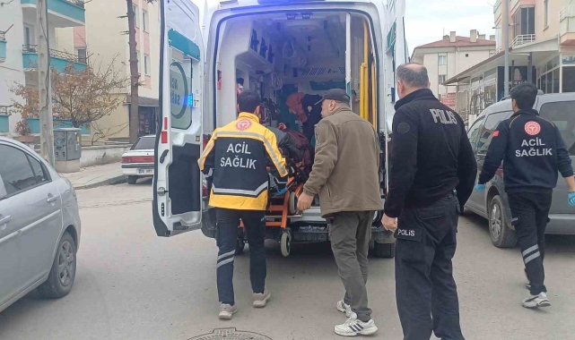 Arkadaşıyla şakalaşırken bıçağın üzerine düşen genç yaralandı