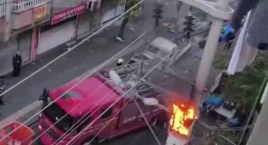 Aşırı yüke dayanamayan trafo alev aldı