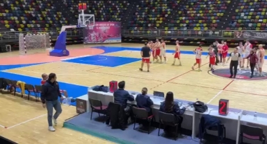 Basketbol maçında oyuncu, hakeme saldırdı!