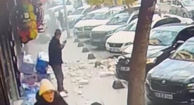 Beş katlı binada balkon çöktü, yayalar son anda kurtuldu