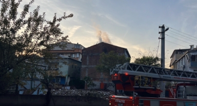Bina çatısında yangın: Baba ve oğlu dumandan etkilendi