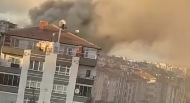 Binanın çatısı alev alev yandı