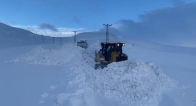 Böyle kar görülmedi! Yoğun kar yağışı ulaşımı vurdu