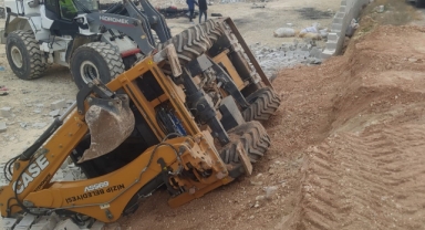 Çalışma sırasında yol çöktü, devrilen kepçenin operatörü yaralandı