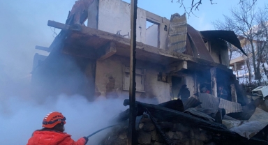 Çıkan yangında 2 katlı ev kullanılamaz hale geldi