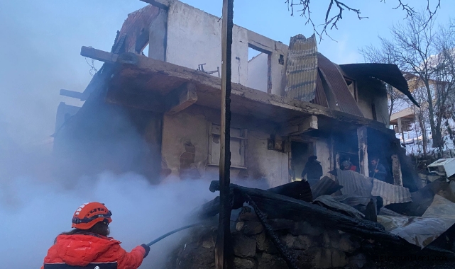 Çıkan yangında 2 katlı ev kullanılamaz hale geldi