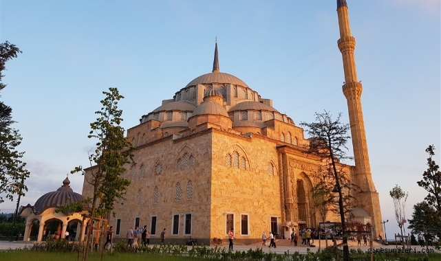 Cuma Hutbesi: "İnsan: Kâinatın Gözbebeği"