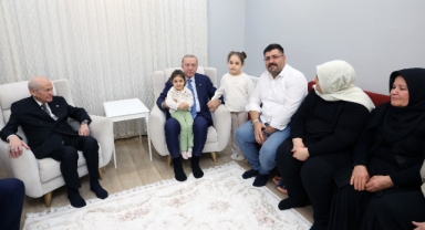 Cumhurbaşkanı Erdoğan, depremzede aileyi yeni yuvasında ziyaret etti