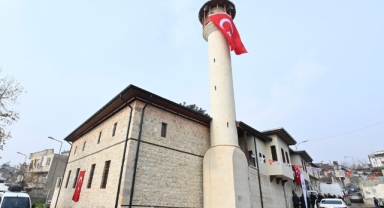 Depremde hasar alan cami yeniden ibadete açıldı