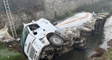 Dereye devrilen çimento yüklü silobasın sürücüsü yaralandı