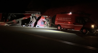 Devrilen kamyonun sürücüsü yaralandı