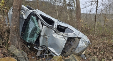 Devrilen otomobildeki 1 kişi öldü, 1 kişi yaralandı