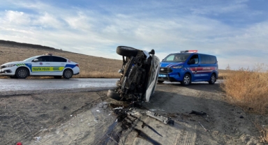 Devrilen otomobildeki 2 kişi yaralandı