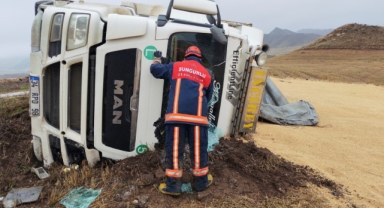 Devrilen Tırın Sürücüsü Yaralandı