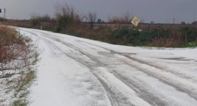 Dolu yağdı, yollar ve tarlalar beyaza büründü