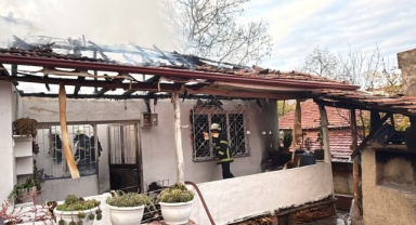 Elektrik kontağından çıkan yangın evi küle çevirdi