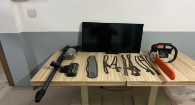 Evde buldukları her şeyi çaldılar