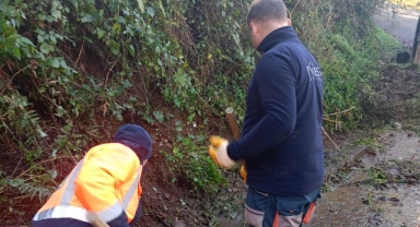 Eynesil’de Yoğun Yağış Sonrası Menfez ve Su Kanallarına Müdahale