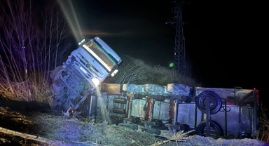 Feci Kazada Gıda Yüklü Tır Dereye Devrildi, 4 Kişi Yaralandı