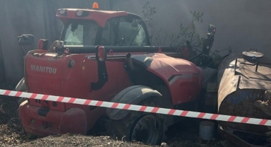 Freni patlayan iş makinesinin çarptığı genç ağır yaralandı