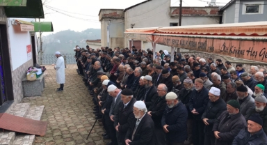 Giresun'da trafik kazasında ölen kadın son yolculuğuna uğurlandı 