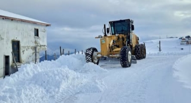 Giresun İl Özel İdaresi’nden Karla Kaplanan Yayla Yollarında Hummalı Çalışma