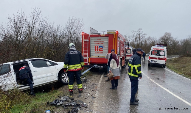 Hafif ticari araç kamyona çarptı: 2 yaralı