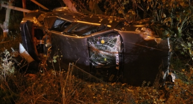 Hafif ticari araçla çarpışan otomobil tarlaya devrildi: 5 yaralı