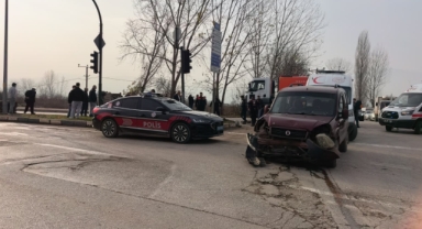 Hafif ticari araçlar çarpıştı: 3'ü çocuk 7 yaralı