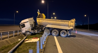 Hafriyat kamyonu bariyere girdi: 1 ağır yaralı