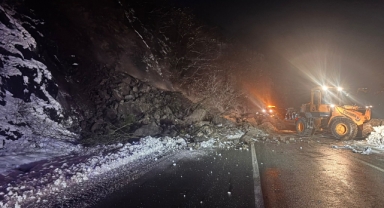 Heyelan nedeniyle kapanan Artvin-Hopa kara yolu ulaşıma açıldı