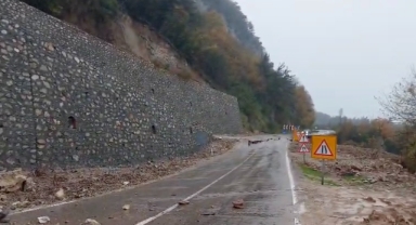Heyelan sebebiyle çöken yol ulaşıma kapandı