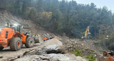 Heyelan sebebiyle kapanan yol ulaşıma açıldı