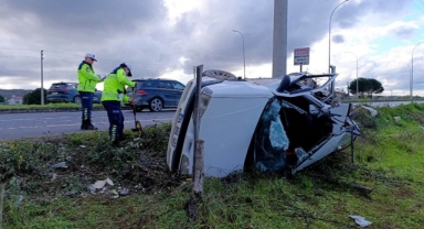 Hurdaya dönen araçtan ağır yaralı olarak çıkartılan adam hayatını kaybetti