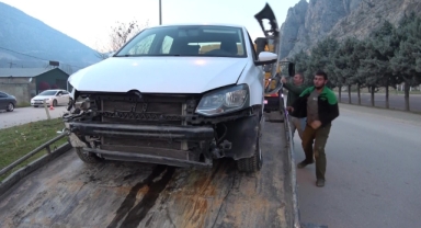 İki otomobil çarpıştı: 3 yaralı!