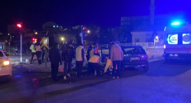 İki otomobil çarpıştı: 3 yaralı