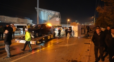 İşçi servisi ile otomobil çarpıştı