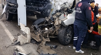 Kamyonet ile tır çarpıştı: 1 ölü, 2 yaralı