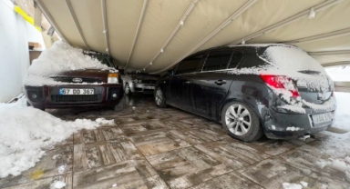 Kar nedeniyle çöken garaj çatısı 3 otomobile zarar verdi