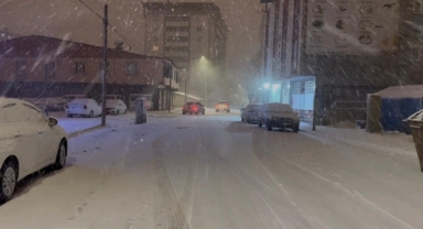 Kar yağışı ulaşımı aksattı, tırlar yolda kaldı