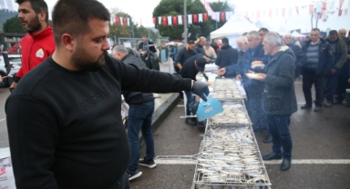 Karadeniz’de Festival Coşkusu: 7 Ton Hamsi İkram Edildi