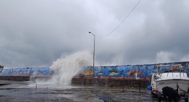 Karadeniz'in o kentinde kuvvetli rüzgar nedeniyle dalga boyu yükseldi
