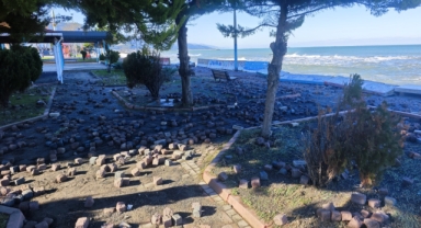 Karadeniz'in o kentinde yüksek dalgalar sahili aşındırdı!