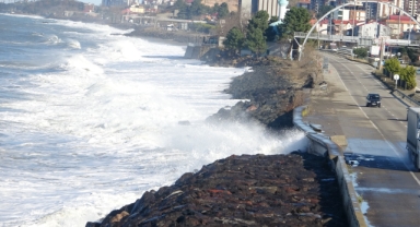 Karadeniz Sahil Yolu’nda dalga ve fırtına alarmı