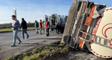 Kontrolden çıkan tanker yan yattı: 1 yaralı