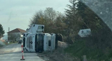 Kontrolden çıkan tır devrildi