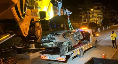 Lüks otomobil alt geçide çarptı, sürücü hayatını kaybetti