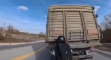 Motosiklet, kamyona arkadan çarptı: 1 yaralı